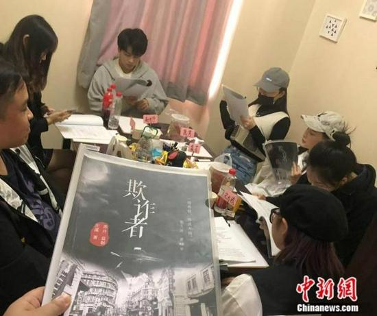 武汉某剧本杀店内,一群年轻人正在玩剧本杀游戏。 受访者供图