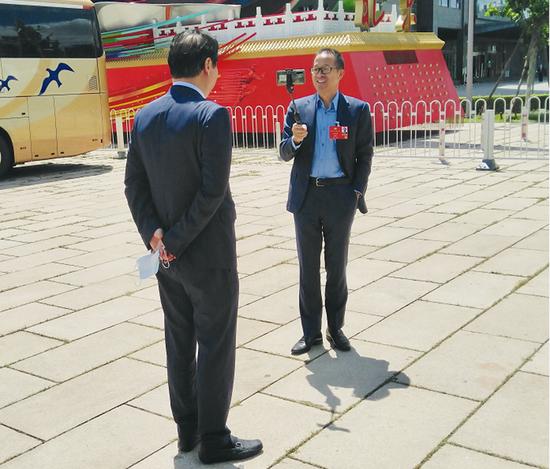 俞敏洪作为《人民政协报》特邀委员记者采访参会委员