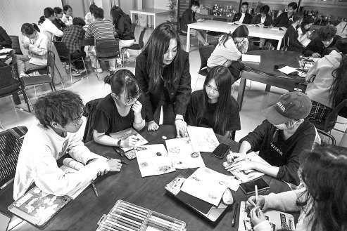 在宴会设计课上,学生尝试设计一份婚宴菜单。