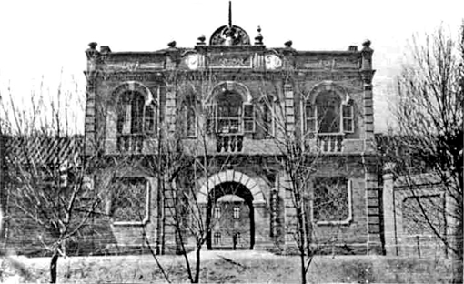 中央财经学院(北河沿校区)校门,门前为玉河北河沿