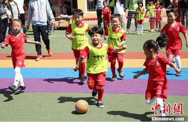 资料图:某地幼儿园举行足球比赛现场。韩冰 摄