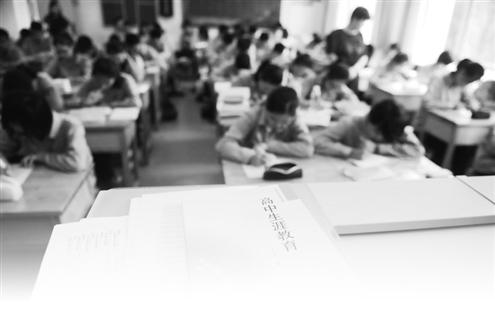 省城一中学学生正在上课(资料片)记者王晓峰摄