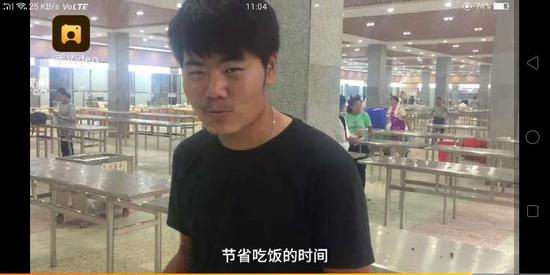 8月26日中午,河南睢县高中食堂内一名学生说,站着吃节省吃饭时间。图片/梨视频截屏