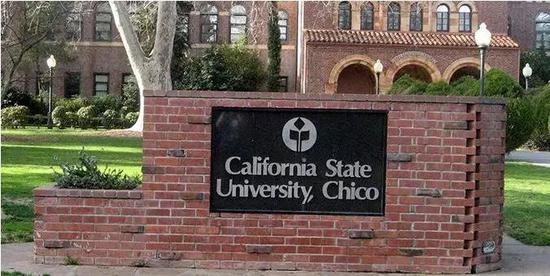 美国加利福尼亚州立大学California State University(以下简称美国加州州立大学), 最早创立于1852年,是美国加州政府创办的综合性公立大学,拥有学士、硕士、博士教学体系及其学位授予权。美国加州州立大学、加利福尼亚大学系统和加州社区大学系统是组成加州公立高等教育体系的三个大学系统,该教育体系为美国所有高校中规模最大、最多元化的高等教育机构,拥有40余万在校生、“世界第一大学”加州60%的教师人力和40%的工程人才;加州每年一半的大学毕业生及三分之一的硕士毕业生,出自加州州大系统。