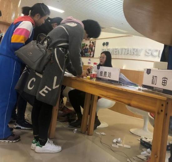 收费处人头攒动。