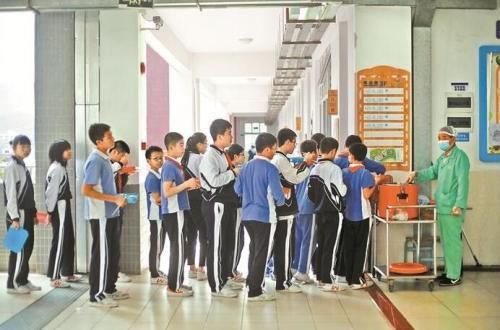 校园餐亟须通过从严制定行业标准、消除危害孩子身心健康的隐患。