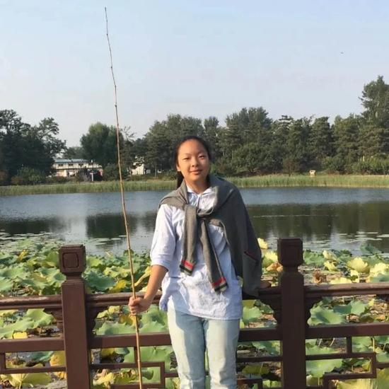 曾雨萱,获剑桥大学自然科学专业录取,AP 7门5分,A Level 5门A*,雅思6.5,热爱动漫和物理学,申请剑桥大学的PS写的是她对霍金《时间简史》中波粒二象性的解读,以及对世界最基本规律的思考,最终她成功获得剑桥的offer,成了霍金的校友。