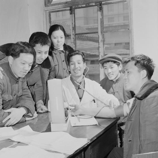 1977年,高考考生正在进行体检。司马小萌/摄