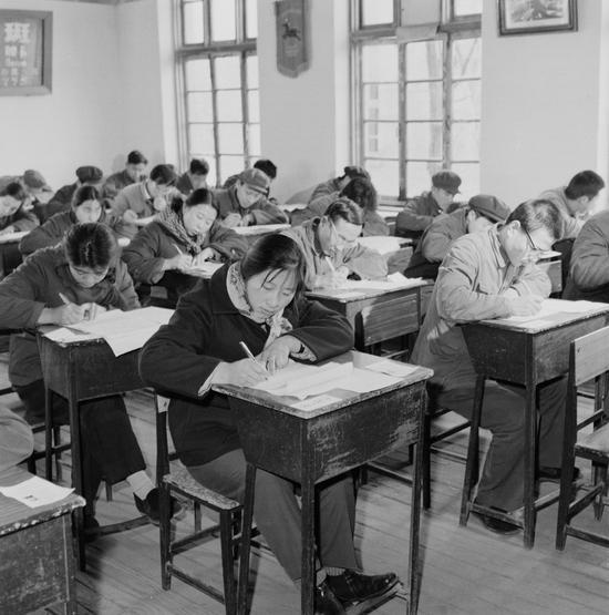 中断11年的高考于1977年冬季重新恢复。司马小萌/摄