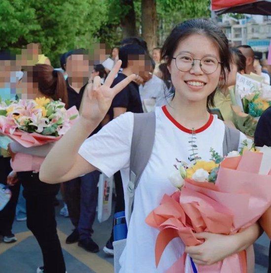 高考结束后,符文迪走出考场 (图片来源:符文迪)
