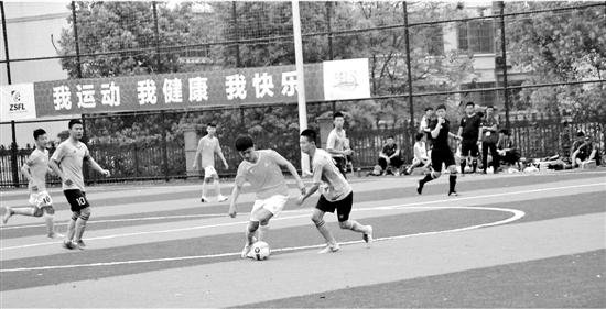 第九届中小学生校园足球联赛在绣湖中学上演。图片由泛洋体育提供