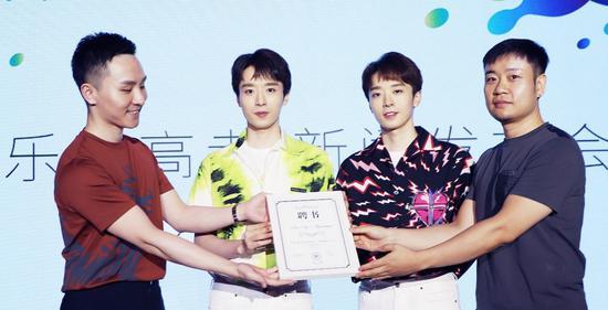 李政、陈焕文为品牌大使苑子文、苑子豪颁发聘书