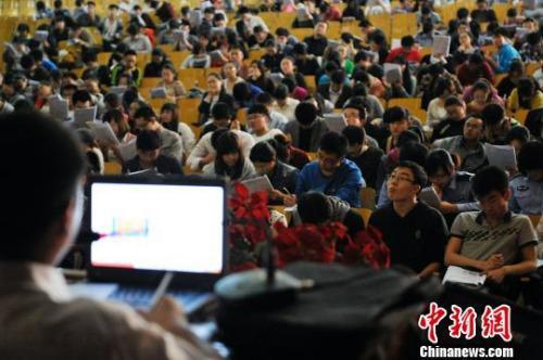 资料图:2012年9月,山西太原的一处事业单位招聘考试培训班。韦亮 摄