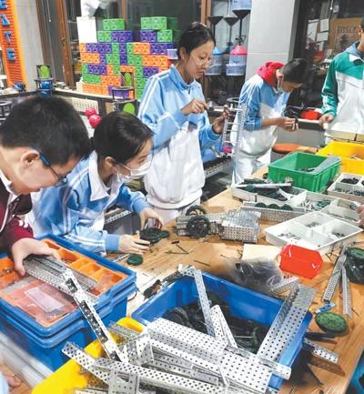 首都师范大学附属中学机器人社团的学生在制作机器人作品。朱安琪摄