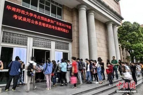 资料图: 考生进入考场,中新社记者 陈骥旻 摄