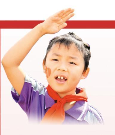 安徽省亳州市今年秋季新学期开学上课第一天,该市风华桐乡路小学举行开学典礼。图为学生在开学典礼上敬礼。 刘勤利摄