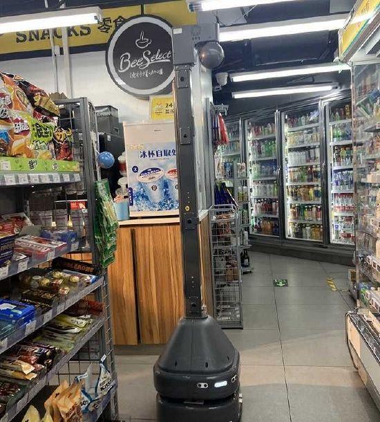便利蜂店内正在工作的机器人设备。(图片拍摄:赵晓娟)