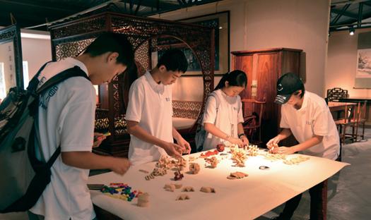 学生在儒匠传奇工坊体验雕漆制作