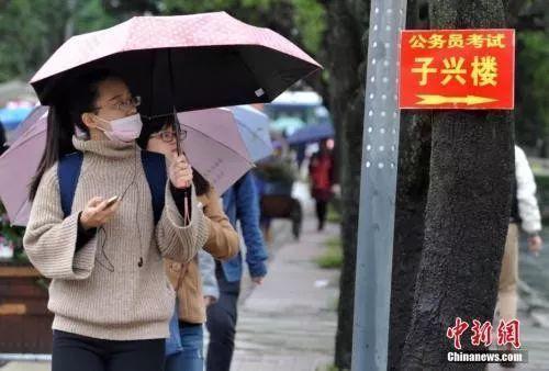 资料图:考生在寻找考场。张斌 摄