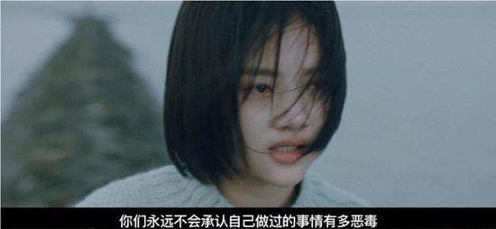 易遥站在海边绝望控诉冷漠旁观者(图源:《悲伤逆流成河》)