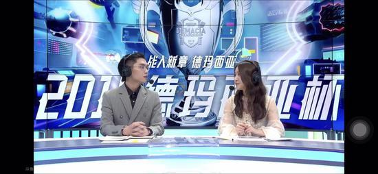 图为王群凯同学在解说电竞比赛现场,受访者供图