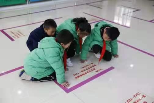 课间,孩子们在“延安十三年”迷宫中边玩边学