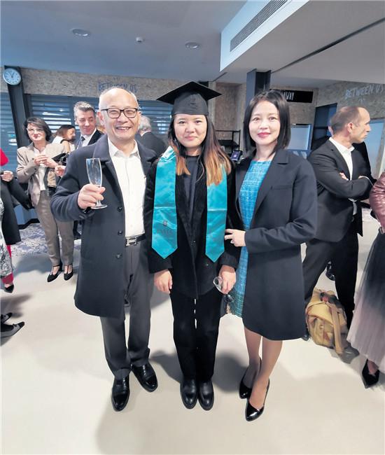 顾心晖、吴秦在女儿的毕业典礼上(图片来源:被访者提供)