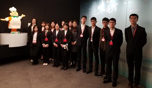学员们在出国研修前,到康师傅进行参观学习
