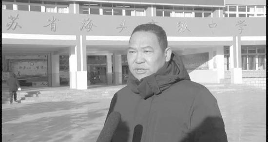 拍摄视频的韩连东老师在接受本报记者采访