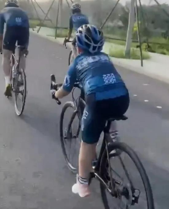 ▲父亲带娃跟团骑行中。图/相关视频截图