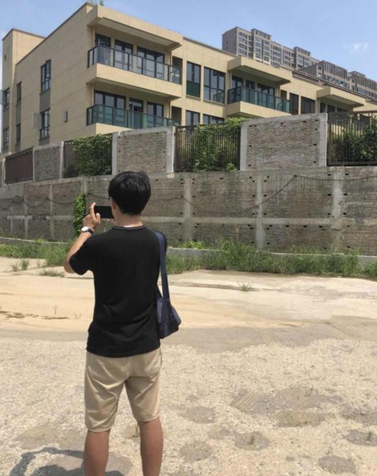 幼儿园位于小区西南角,围墙下道路与幼儿园有3米落差