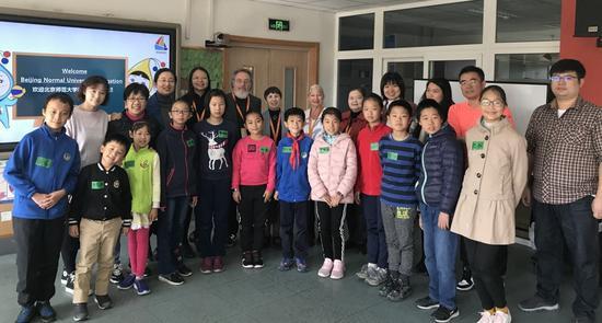 北师大教育学部考察团成员与中关村四小师生合影