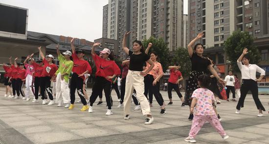 疫情缓和后,陪读妈妈们在广场跳舞。本文图片除署名外 澎湃新闻记者 何利权 图