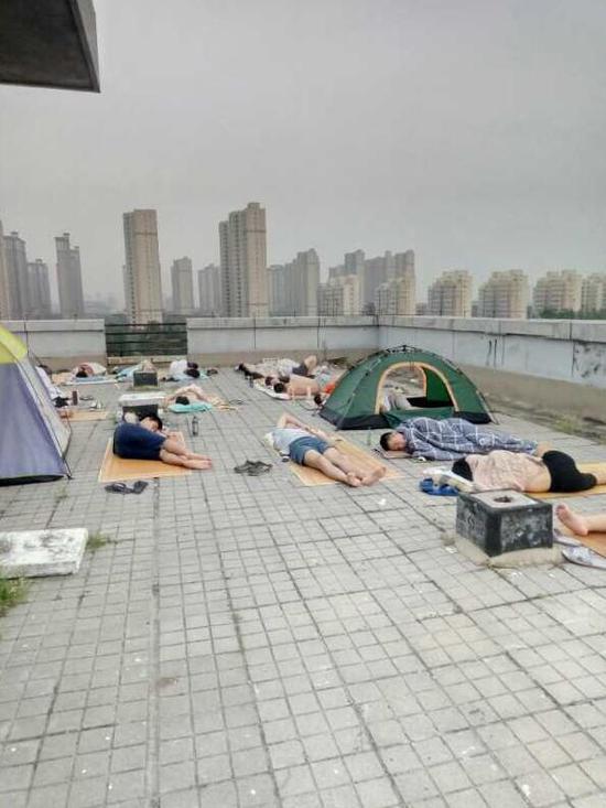 为了顺利入睡,学生在天台打地铺,受访同学供图