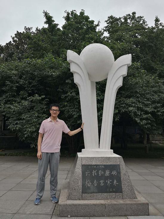 方清源个头很高,身高接近一米九,喜欢打羽毛球,也会在家骑动感单车。 本文图片 受访者提供