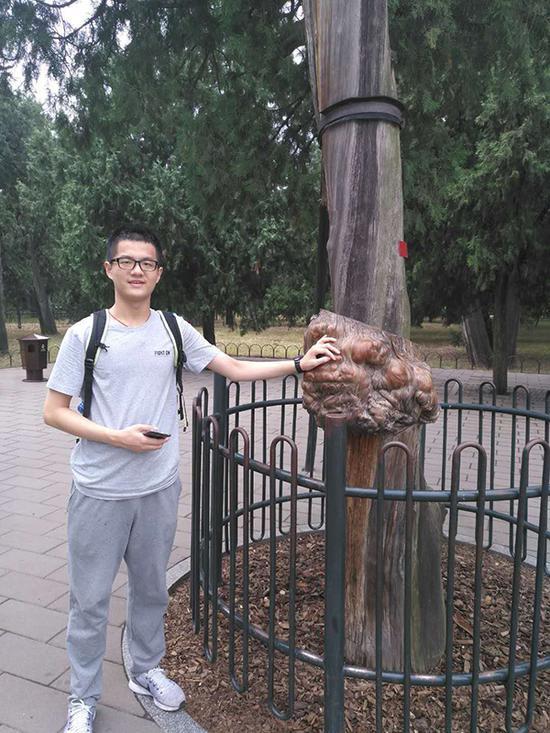 平时喜欢看竞赛书、文学名著,尤其是思辨类与哲学有关的书籍,或者是和宗教有关的评议性书籍。