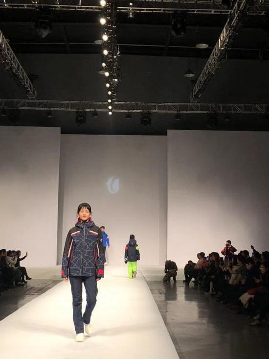 学生展示“安全出‘型’”系列服装 图片来源于文章