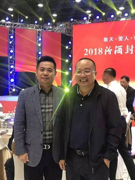 左为1919创始人杨陵江,右为酒仙网创始人郝鸿峰