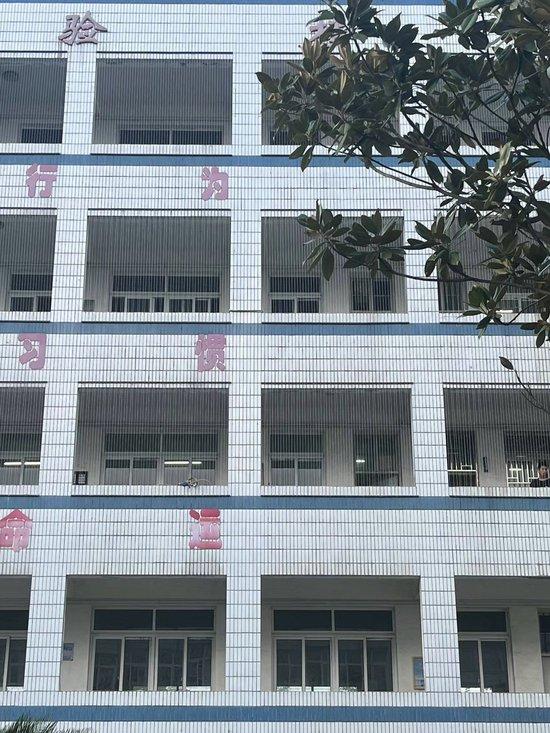 王晨学校教学楼走廊安装的铁丝网。除特殊标注外,本文图片均为 受访者 供图