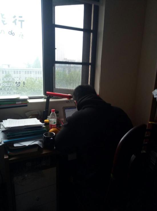 武汉市第四十九中学高三学生 宇元的窗前贴着标语:“对自己狠一点,把握生命中的每一天。离成功近一点,全力以赴我们心中的梦!” 本文图片均由受访者提供