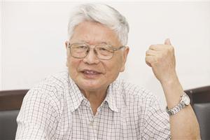 凌焕新(省写作学会名誉会长、南京师范大学教授)