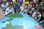 外籍留学生穿“地图服装”迎接“世界地球日”