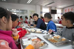山东要求中小学幼儿园落实“陪餐制”