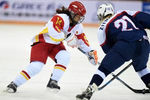 北京一零一中学初三学生白一童成为校冰球队唯一女队员