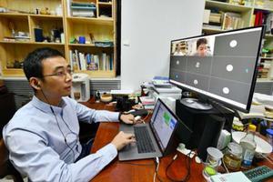 今天上午,清华大学新闻与传播学院梁君健老师进行远程授课。今天是清华新学期“在线开课”首日,新学期学校共开设4254门次课程,其中3923门次课程将进行在线教学。同日,全市百万名中小学生家中“开课”。本报记者 邓伟 摄