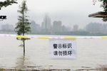 暴雨下的湖北黄梅考点：考生排长龙涉水赶赴考场