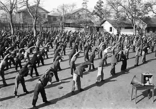 1951年12月,上海南洋模范中学的学生在做第一套广播体操