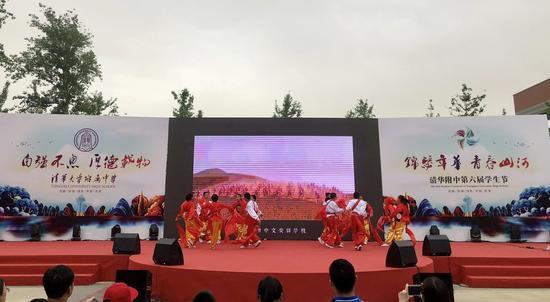 清华附中文安驿学校表演《安塞腰鼓》