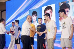 丘成桐院士为获奖学生颁奖
