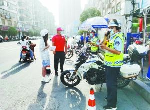 考生向民警求助